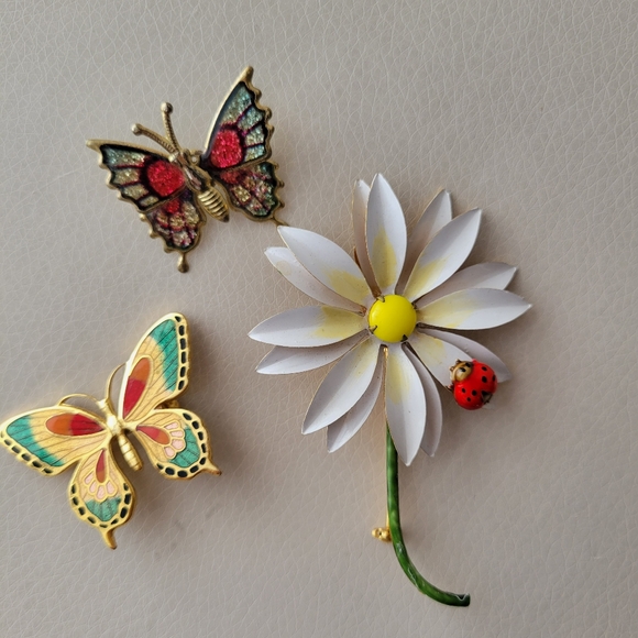 Flower Brooch Pin with Ladybug ~ Vintage 1960s Original by Robert ~ Daisy - Picture 2 of 16
